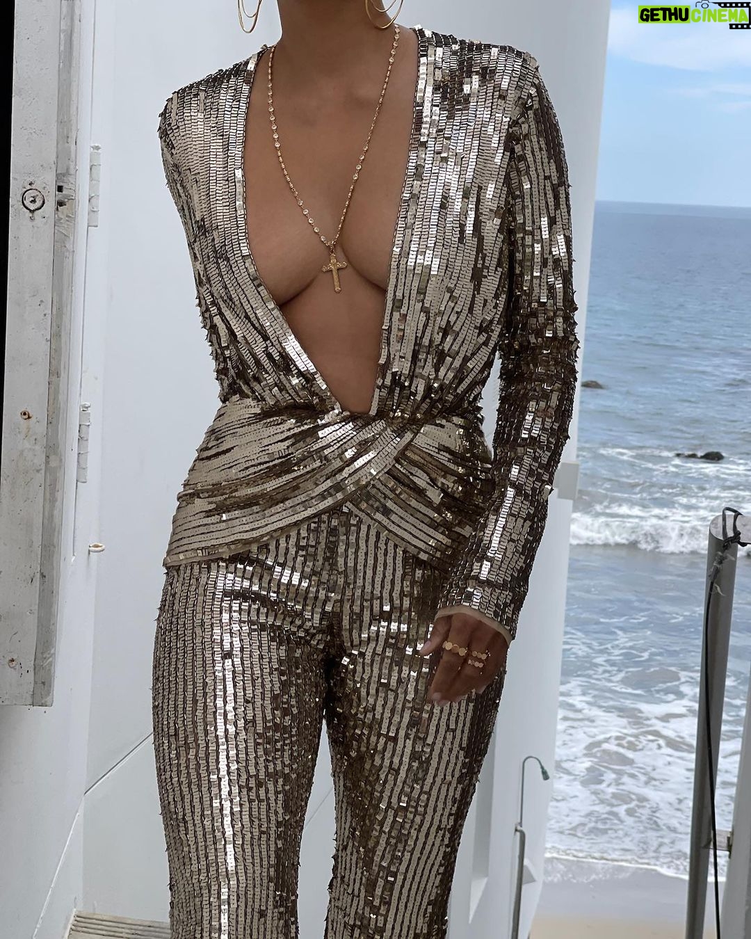 Halle Berry - 372K Likes - Life ain’t always perfect but this damn jumpsuit is 👏🏽