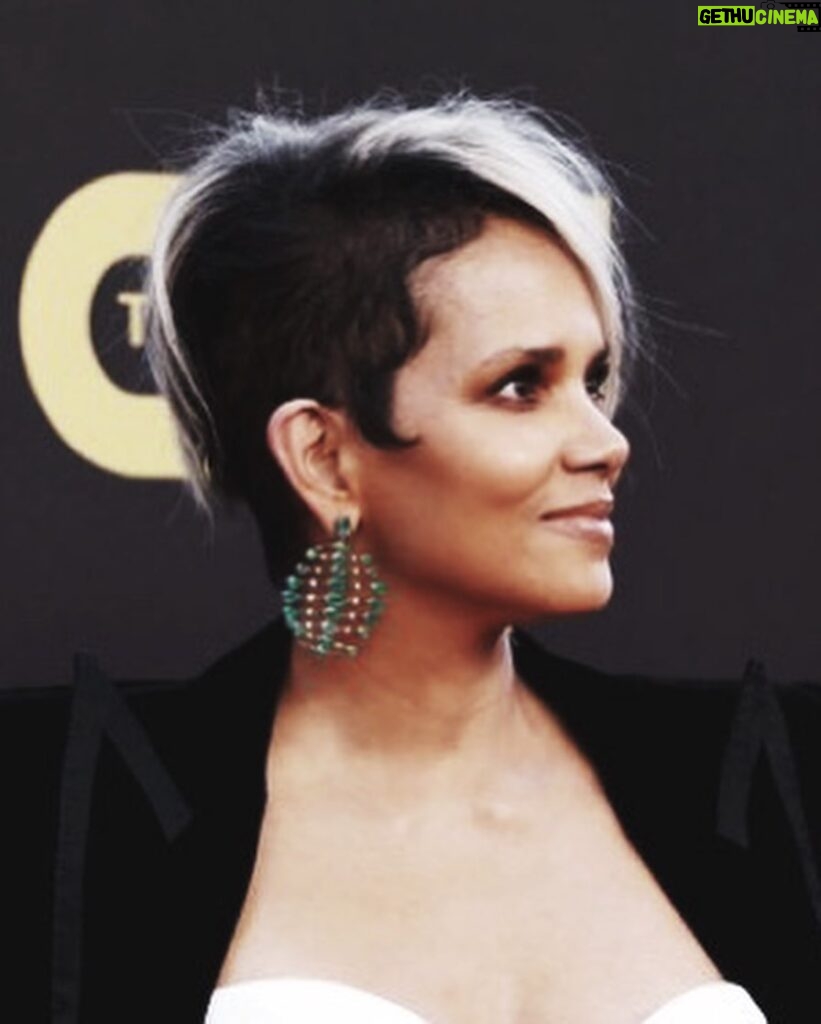 Halle Berry Instagram - This is for all my beautiful fans that have wanted my short hair back ! 💥 this is for YOU!