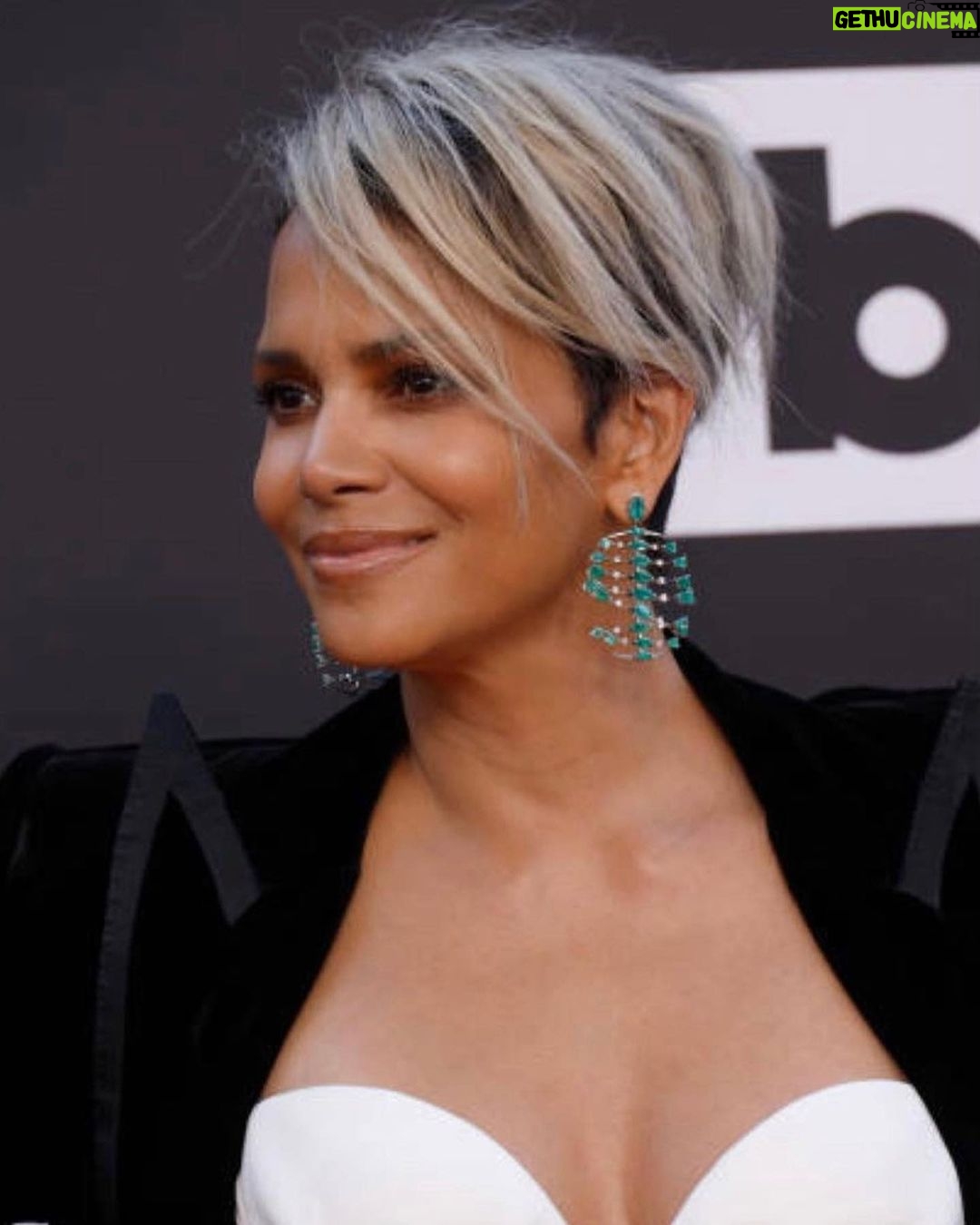 Halle Berry Instagram - Woke up still feeling the love from last night’s @criticschoice’s SEE HER award! Thank you @netflix for allowing our message to reach the WORLD through “Bruised.”