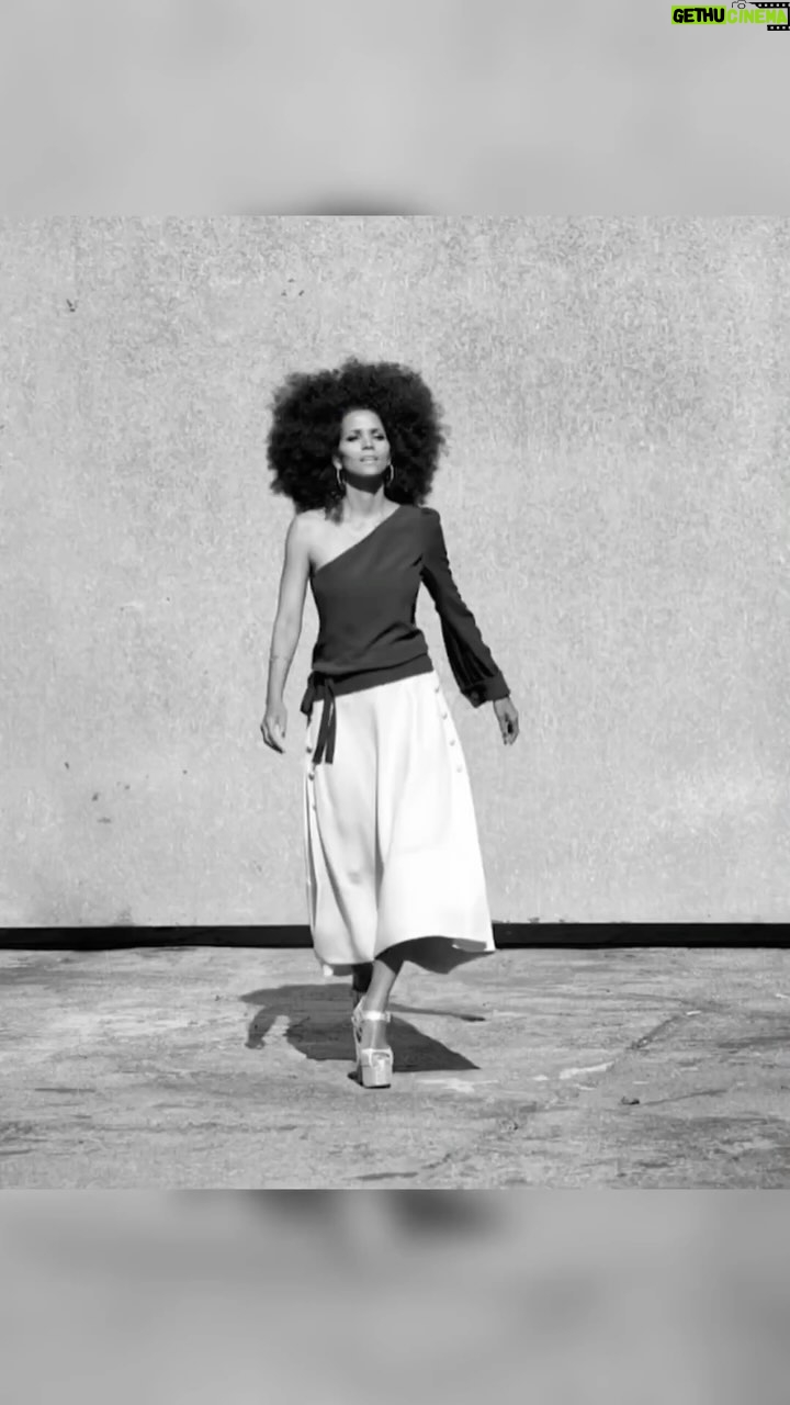Halle Berry Instagram - Crowned in Curls 🤍 LOVE this hair @neekobackstage_