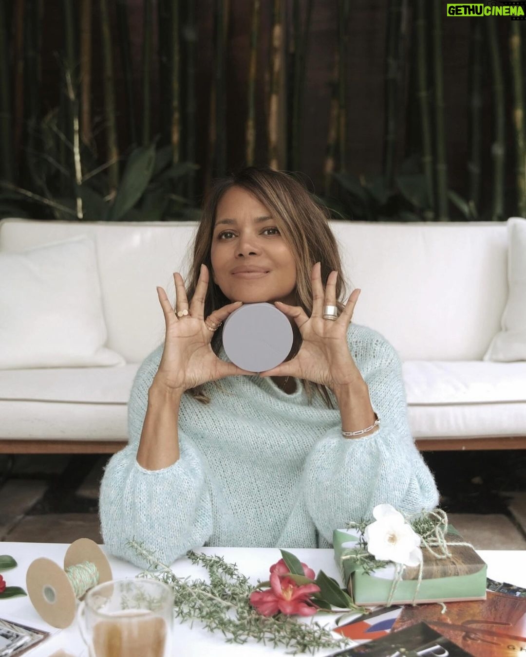 Halle Berry Instagram - The new Metabolic Daily packaging is finally here 🤍 I’m beyond excited to share our new sleek and eco-friendly design which is everything you all have been asking for. I can’t say enough how thrilled I am that so many of you have joined me on this @pendulumlifeco journey! Swipe to see the packaging — which you’ll get for free with your first order. Head over to the link in my bio for everything you need to know. 👏🏽