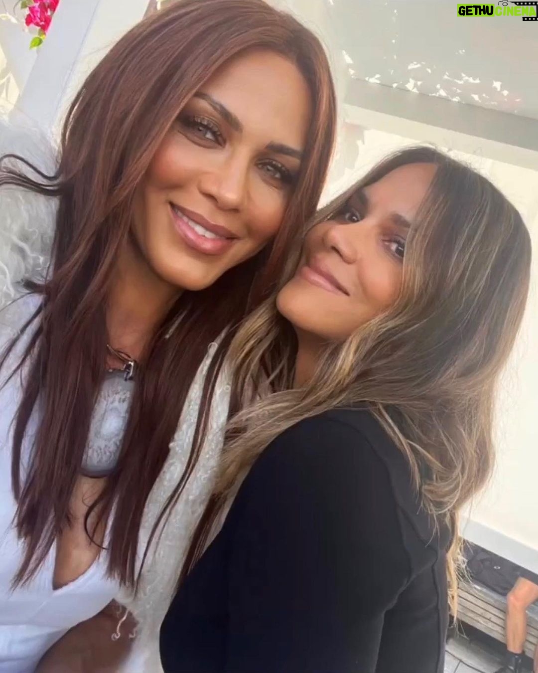 Halle Berry - 291.4K Likes - Thank you for such a stunning show ✨🤍 @michaelkors