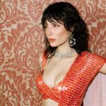 Halsey Instagram - 🦩 did I audibly shriek when I saw how well this look matched the @aboutfacebeauty Marigold eye paint? yes. yes I did 🌷 Photos by @donslens full look @manishmalhotraworld Styled @lynalyson_ Asst @shereenlovebug Hair @anthonyperezhair Mumbai - मुंबई