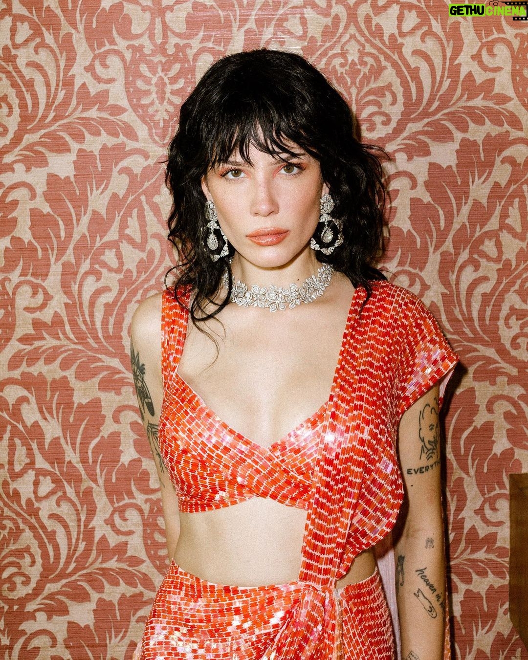 Halsey - 1.1 Million Likes - 🦩 did I audibly shriek when I saw how well this look matched the @aboutfacebeauty Marigold eye paint? yes. yes I did 🌷
Photos by @donslens
full look @manishmalhotraworld
Styled @lynalyson_
Asst @shereenlovebug
Hair @anthonyperezhair