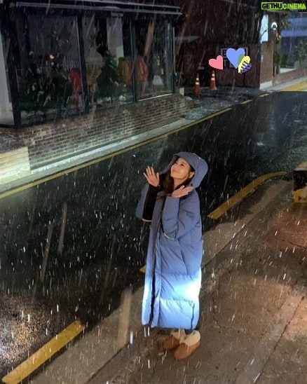 Han Chae-young Instagram - #출근길 #첫눈 #신난다 #❄ #firstsnow #exciting 😆😆