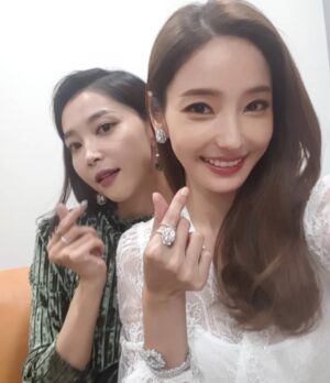 Han Chae-young Instagram - #mbc #신과의약속 #젝작발표회 #대기실에서 #promisewithgod #selfie #윤아랑 @ya9579