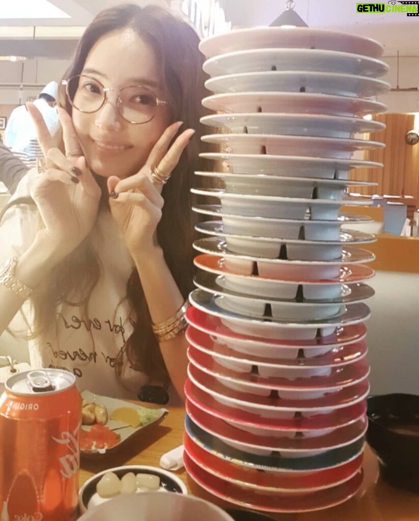 Han Chae-young Instagram - #회전초밥 #진짜많이먹음 😆😆 #sushitime #somanydishes 🤣🤣