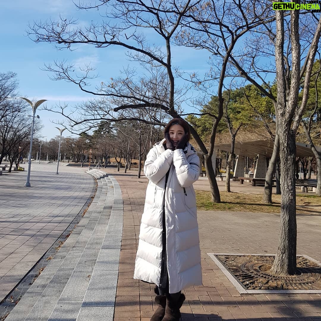 Han Chae-young Instagram - #진심너무춥다😳 #손발꽁꽁❄️ #신과의약속 #촬영중 #mbc밤9시 #본방사수📺 #freezingoutside❄️ #shooting📷 #dontforgettowatch📺 #tonight9pm #promisewithgod 월드컵공원