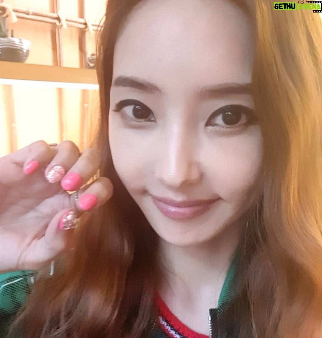 Han Chae-young Instagram - #비오는날 #손톱하기 #기분전환 🤩🤩 #feelingrefreshed #gotmynailsdone💅 🤣