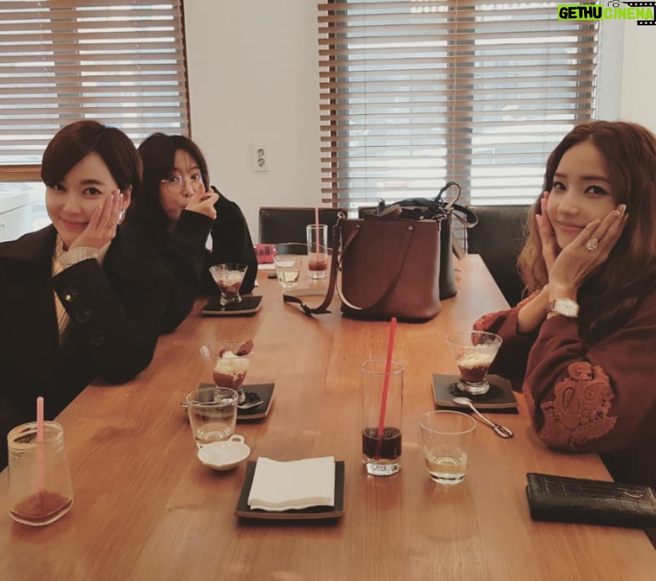 Han Chae-young Instagram - #즐거운점심식사 #넘나이쁜선물들 #고마워 #lovelylunch #thanksgirls #greatpresents 😁😁😘 #강예원 #이소연