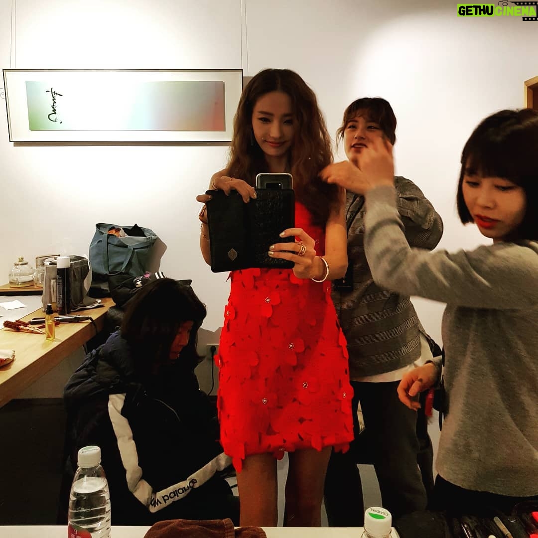 Han Chae-young Instagram - #준비중 #분잡한우리 #다들열심 #쨔요!!! 🤗😉 #gettingready #everyonedoingtheirthing #jiayou 😎😆 Beijing, China