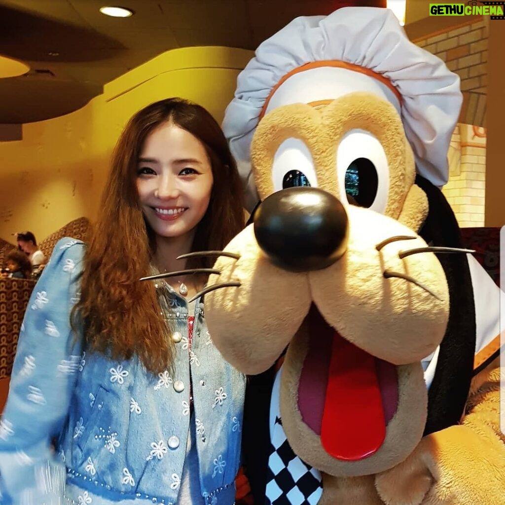Han Chae-young Instagram - #withpluto 😁😁 #moreexcited #thananyone #inthefamily 😄😅 Disney's Grand Californian Hotel & Spa