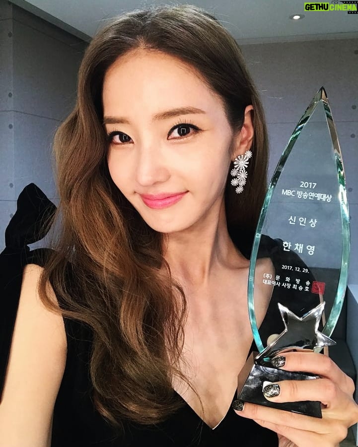 Han Chae-young Instagram - #연예대상 #신인상😄😄 #오지의마법사 #사랑해주셔서감사합니다 😘 #gotanaward #yeah 😄😄 #thanksforallyoursupport 😘