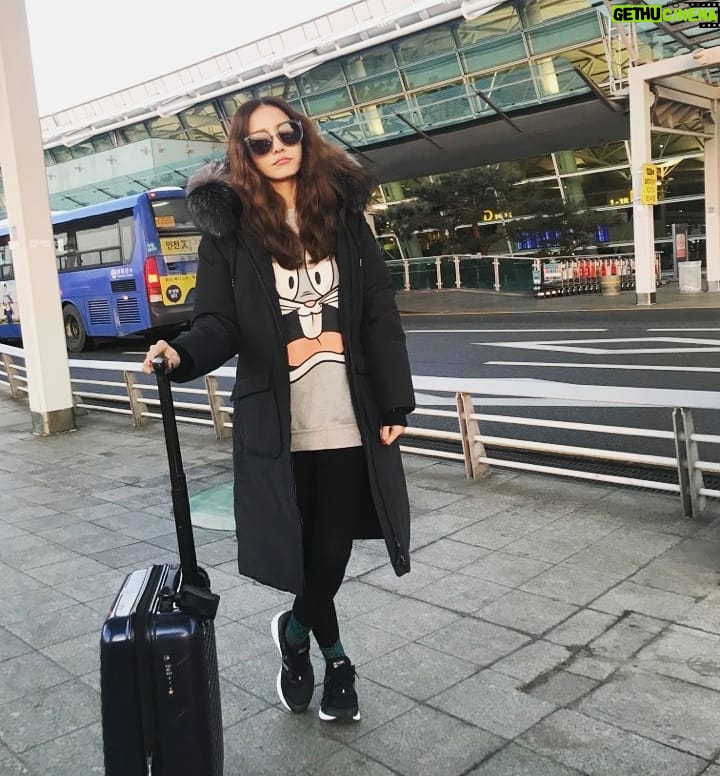Han Chae-young Instagram - #많이춥다 #감기조심😷 #출발전 #고고 #잘다녀올게요 😘😘 #freezing #departingsoon #staywarm 😄😃 인천공항 Incheon Airport