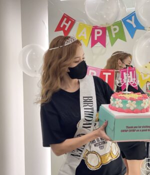 Han Chae-young Instagram - #birthdayqueen👑  Two days after my birthday!! Getting ready for shoot~~!! Thanks~~all my staff!! Love you😄😄