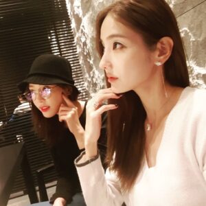 Han Chae-young Instagram - #어디보니 #강예원 #찰칵📷 #whereyoulooking ?? #eatingout 😄😅