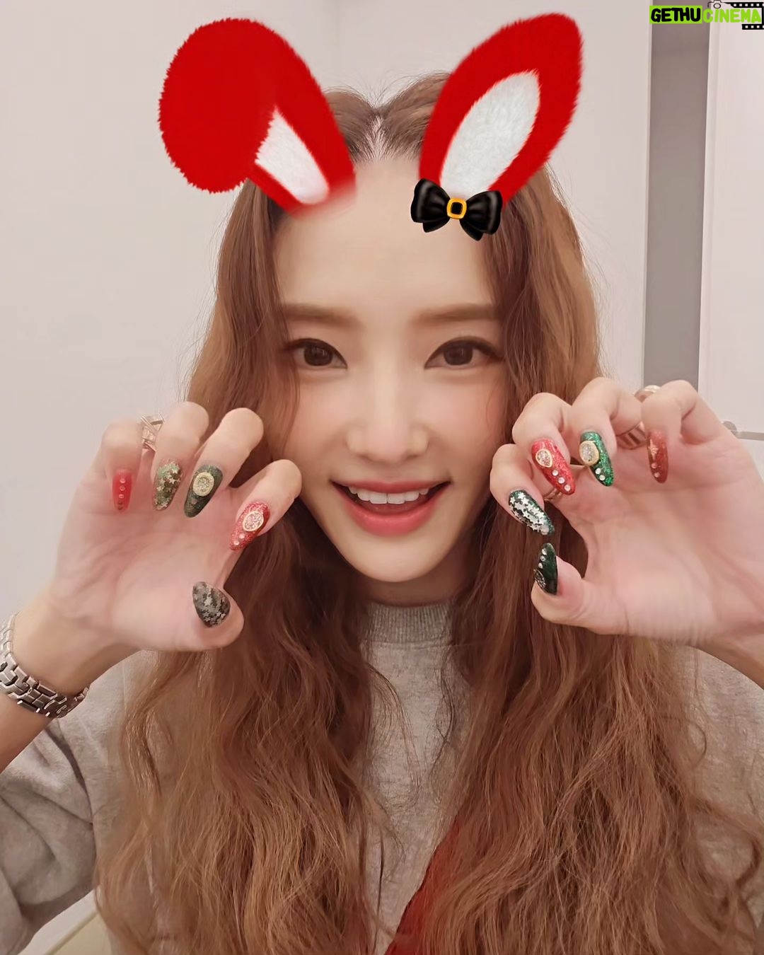 Han Chae-young Instagram - Merry Christmas 🎅 🎄 오랜만에 #selfnail