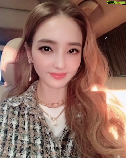 Han Chae-young Instagram - #햇살 #goodmorning #sunnyday🌞 #이동중🚗 #흔들흔들 ㅋㅋ