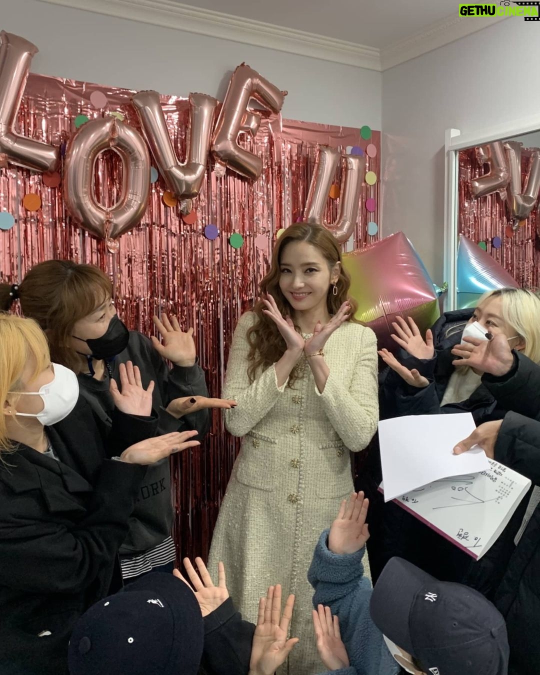 Han Chae-young Instagram - #스폰서# 마지막촬영!! 모두모두 고생했어! 니네없었음 못해~ 힘든촬영이였는데 #thankseveryone❤️ Love you guys sooo much~~!!!!!