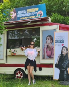 Han Chae-young Instagram - 첫촬영 잘하라고 커피차 보내준 @ya9579 @soyounlee923 땡큐❤️