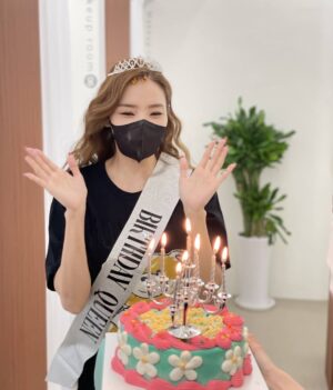 Han Chae-young Instagram - #birthdayqueen👑  Two days after my birthday!! Getting ready for shoot~~!! Thanks~~all my staff!! Love you😄😄