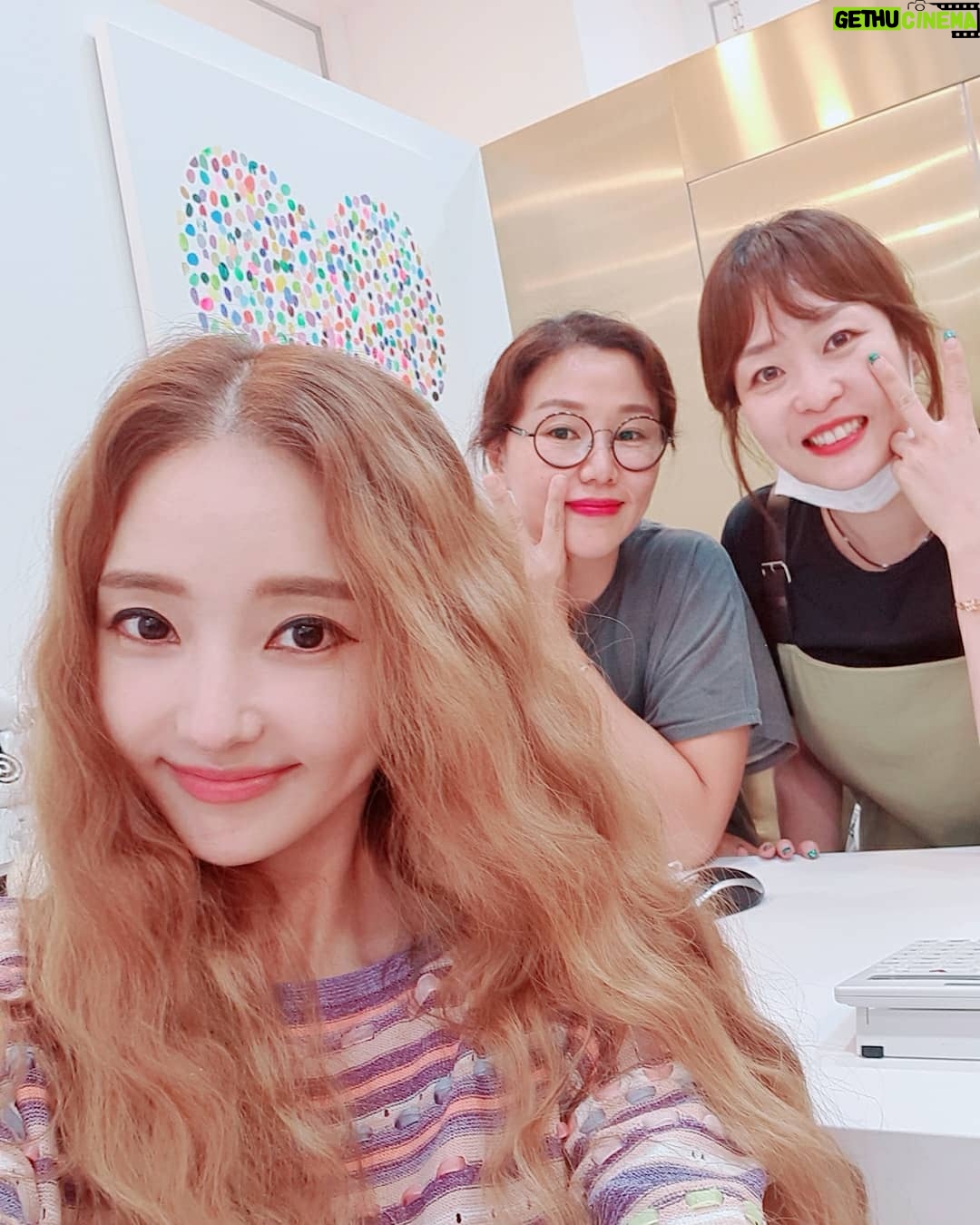 Han Chae-young Instagram - 오랜만에 만난 예전 스타일리스트~♡ So good to see my old stylists😍😍 #wonderland