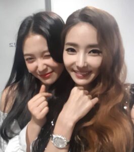 Han Chae-young Instagram - #예리랑 오랜만에보니~~ 😍완전 반가워~~!!! #withyeri #backstage #더팩트뮤직어워즈 #thefactmusicawards2019 😘😘