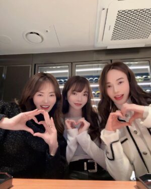 Han Gyu-ri Instagram - 오랜만에 이쁜이들이랑 연말파티 🎄🎄
맛난것두먹고 마니또두 성공적❤️
샤넬백으로 다같이 통햇던 우리 😉