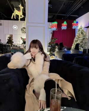 Han Gyu-ri Instagram - 예쁜이들 만난다구 간만에 풀셋팅했네용🙂
미리 크리스마스 🎄🎄