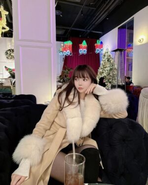 Han Gyu-ri Instagram - 예쁜이들 만난다구 간만에 풀셋팅했네용🙂
미리 크리스마스 🎄🎄
