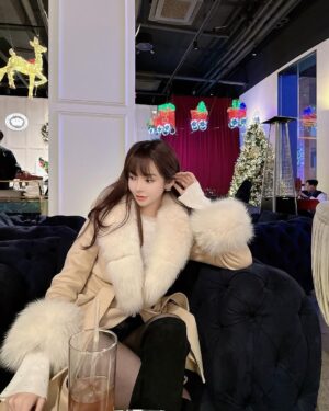Han Gyu-ri Instagram - 예쁜이들 만난다구 간만에 풀셋팅했네용🙂
미리 크리스마스 🎄🎄