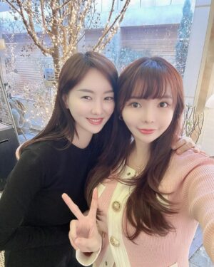 Han Gyu-ri Instagram - 벌써 연말분위기 물씬나네요🎄🎄
오랜만에 선영이랑
맛있는거먹구 데이트🥰
