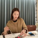 Han Gyu-ri Instagram - 사진오랜만에 찍으니까 적응안되는중😅 아영이랑 오랜만에 데이트 🥳 커스텀잇 플래그쉽 음식이 하나같이 다맛있고 가격도 괜찮아서 힐링하구가네요 ❤️ 커스텀잇 스테이크 하우스 - Custom Eat Steak House