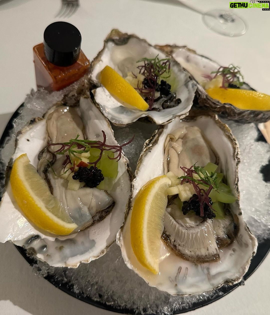 Han Gyu-ri Instagram - 사진오랜만에 찍으니까 적응안되는중😅 아영이랑 오랜만에 데이트 🥳 커스텀잇 플래그쉽 음식이 하나같이 다맛있고 가격도 괜찮아서 힐링하구가네요 ❤️ 커스텀잇 스테이크 하우스 - Custom Eat Steak House