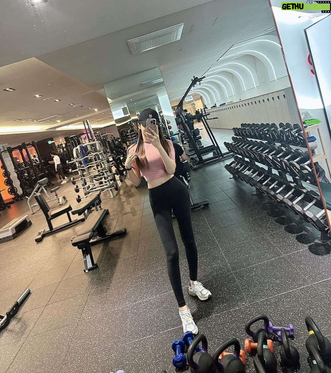 Han Gyu-ri Instagram - 생존신고 다리다쳐서 못했던 운동 다시슬슬시작 🏋️♀️피티받아서 겨우겨우나가는중이에요 🥹 운동은 아침 공복운동이 짱이지👍