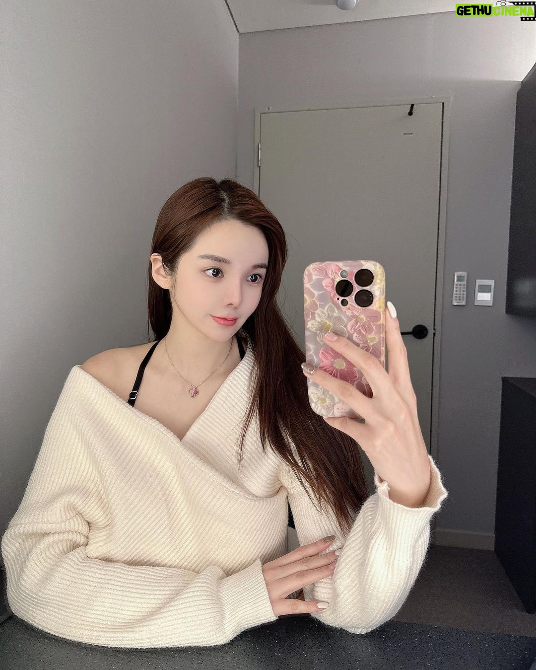 Han Gyu-ri Instagram - #협찬 목동에있는 달리아스파 다녀왔어요💕 작은얼굴관리 프로그램으로 승모근,어깨,두피까지 같이관리해서 데콜테라인이 정리되니까 얼굴라인이 더예뻐보이는것같아요! 웨딩프로그램으로 받으시는분들이 많으신것같아요 🙂 작은얼굴관리받아보구싶었는데 10회받으면 더 효과좋겟죠?😆 사진은 전후 비교해서 올려봣어용 🙃 @daliaspa_md #피부관리 #웨딩관리 #달리아스파 #달리아스파목동점 #목동피부관리 #목동신부관리 #목동웨딩관리 #오목교스파