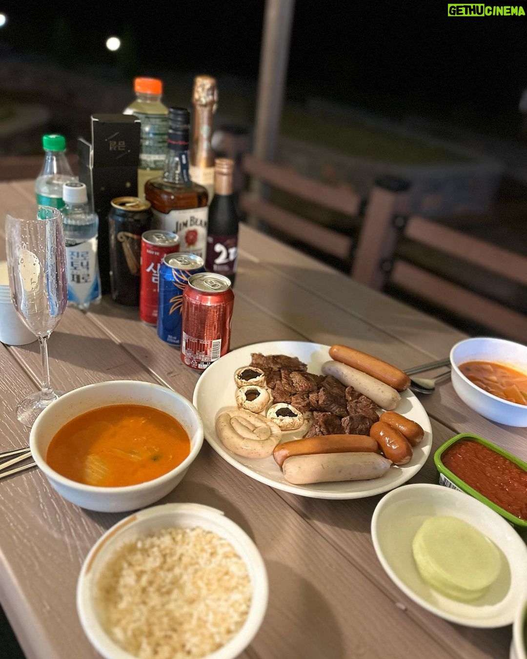 Han Gyu-ri Instagram - #협찬 세라비한옥카페는 연천에 제일유명한곳이고 고즈넉한분위기로 장독대가포인트로 산의경치를 보며 힐링할수있어요 연천미라클타운에 숙소도 방문했는데 숙소에 스파기능과 바베큐시설 조리시설까지있어서 스파하고 바베큐먹으면 정말 꿀이에요❤️ 스파하는공간은 따로 분리되어서 산뷰를보면서 스파할수잇어서 야외온천온분위기라 제일좋앗네요! 오랜만에 힐링여행하구왓어용😍 연천가시는분들은 추천해여! #연천임진강 #댑싸리공원 #연천미라클타운 #세라비한옥카페 #연천 #연천여행 #연천카페 #연천맛집 #연천숙박 #벙커하우스 #서울근교여행 #연천데이트 #한옥카페 #이색카페 #카페투어 연천미라클한옥카페