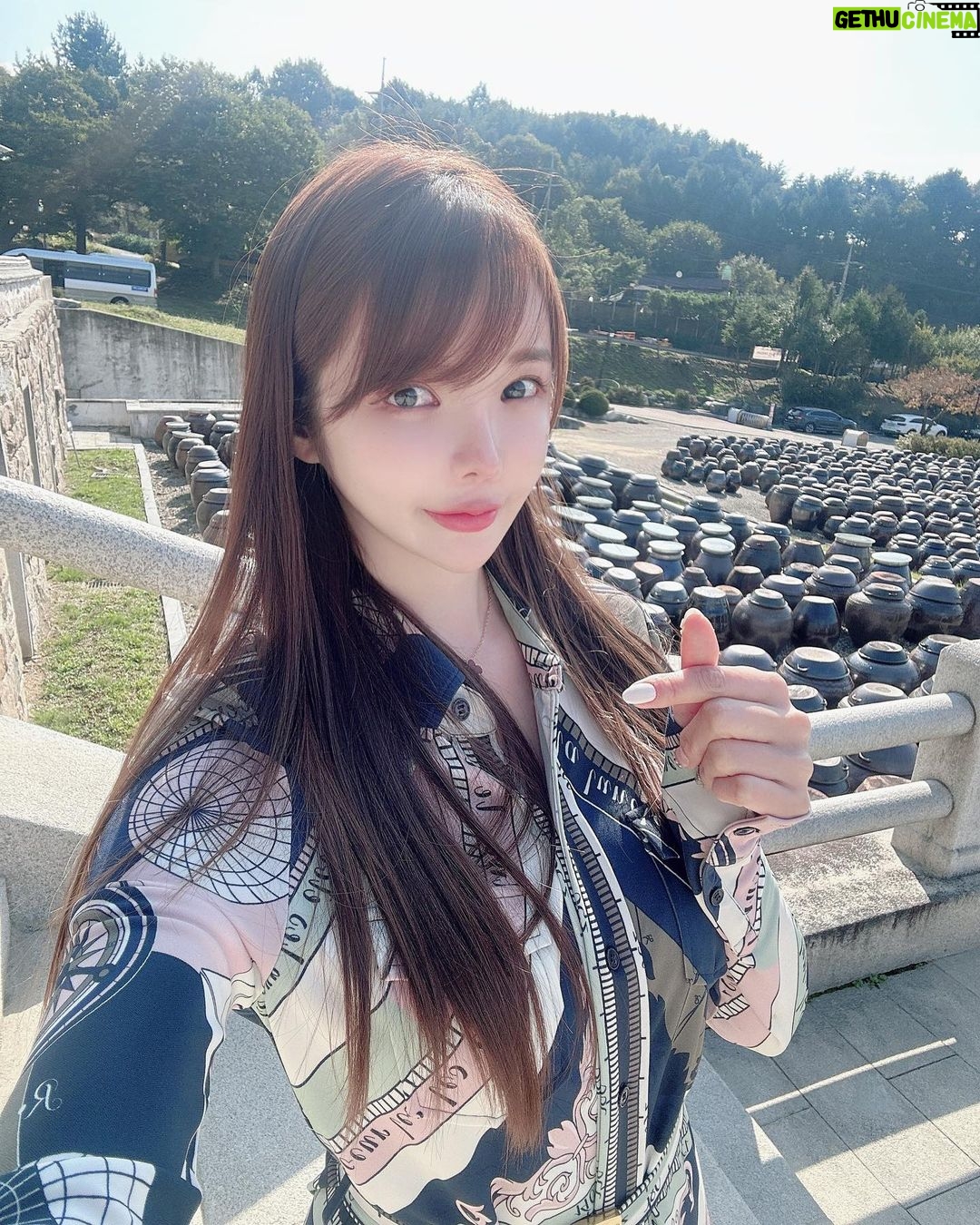Han Gyu-ri Instagram - #협찬 세라비한옥카페는 연천에 제일유명한곳이고 고즈넉한분위기로 장독대가포인트로 산의경치를 보며 힐링할수있어요 연천미라클타운에 숙소도 방문했는데 숙소에 스파기능과 바베큐시설 조리시설까지있어서 스파하고 바베큐먹으면 정말 꿀이에요❤️ 스파하는공간은 따로 분리되어서 산뷰를보면서 스파할수잇어서 야외온천온분위기라 제일좋앗네요! 오랜만에 힐링여행하구왓어용😍 연천가시는분들은 추천해여! #연천임진강 #댑싸리공원 #연천미라클타운 #세라비한옥카페 #연천 #연천여행 #연천카페 #연천맛집 #연천숙박 #벙커하우스 #서울근교여행 #연천데이트 #한옥카페 #이색카페 #카페투어 연천미라클한옥카페