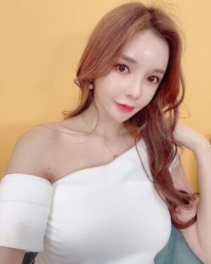 Han Gyu-ri Instagram - 겨울이라 피부가 너무 건조해서 
리쥬란힐러 맞구왔어요 💕
겨울에는 리쥬란힐러만큼 좋은게없는것같아요
유캔비성형외과에서 
의료진분들이 친절히상담해주시고
꼼꼼히 해주셔서 이제효과가보이는것같아요 👍

감사합니다❤️

#유캔비 #유캔비성형외과 #연어주사 #리쥬란 #리쥬란힐러 #스킨케어 #스킨부스터 #물광피부 #피부 #피부관리 #피부과 #피부과시술 #피부과추천 #리쥬란후기 #리쥬란효과 #강남피부과 #강남역피부과