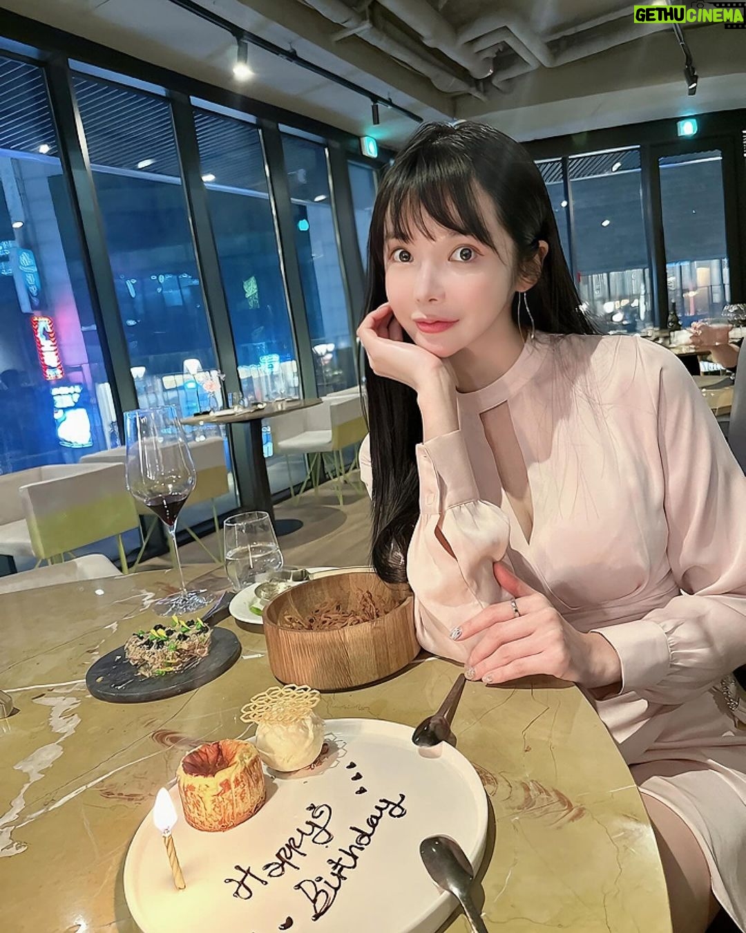 Han Gyu-ri Instagram - #협찬 청담동에 분위기 맛집이 있다고해서 다녀왔어요 월드베스트레스토랑4위 미쉐린3스타 diver xo5년경력의 쉐프님이 계시니 믿고 가보셔도되요🙂 하이엔드 파인다이닝 이에요 서비스가너무좋고 생일이라고하니 레터링까지 해주셔서 감동이였어요❤️ 발렌타인데이에 친구들과 혹은 연인과 가도 너무 훌륭한서비스와 맛을 느낄수있는곳 이였어요 너무 좋은추억 만들어주셔서 감사합니다 #협찬 #압구정 #압구정맛집 #압구정로데오맛집 #청담 #청담맛집 #미슐랭 #미슐랭가이드 #미슐랭맛집 #빈트 #빈트청담 #와인 #와인맛집 #와인추천