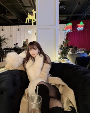 Han Gyu-ri Instagram - 예쁜이들 만난다구 간만에 풀셋팅했네용🙂
미리 크리스마스 🎄🎄