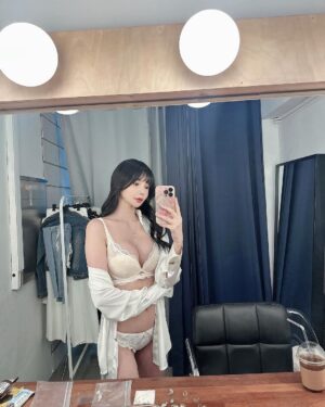 Han Gyu-ri Instagram - 드디어 바프촬영 햇다❤️❤️❤️
2틀간 달걀만먹느라 저혈당쇼크와서 쓰러질뻔😭😭
내인생최대몸무게 47.1🔥찍구 촬영햇당
사진잘나왓음 좋겟다❤️

이건 셀카먼저공개
여러분 설날연휴인데 새해복많이받구
맛있는거많이먹구 즐거운설날되세요🥳🥳🥳