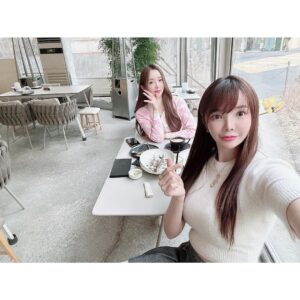 Han Gyu-ri Instagram - 예뿐 영이랑 
엄청오랜만에 데이트😆
수다만 한자리에서 5시간떤거실화?
😱