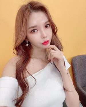 Han Gyu-ri Instagram - 겨울이라 피부가 너무 건조해서 
리쥬란힐러 맞구왔어요 💕
겨울에는 리쥬란힐러만큼 좋은게없는것같아요
유캔비성형외과에서 
의료진분들이 친절히상담해주시고
꼼꼼히 해주셔서 이제효과가보이는것같아요 👍

감사합니다❤️

#유캔비 #유캔비성형외과 #연어주사 #리쥬란 #리쥬란힐러 #스킨케어 #스킨부스터 #물광피부 #피부 #피부관리 #피부과 #피부과시술 #피부과추천 #리쥬란후기 #리쥬란효과 #강남피부과 #강남역피부과