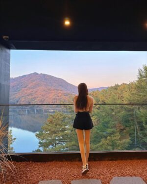 Han Gyu-ri Instagram - 주말에 단풍보러 다녀왓던 
마장호수 카페 🍂🍂🍁
단풍보구 호수뷰보니까 넘힐링됫던 
난 역시 물이 필요한듯
