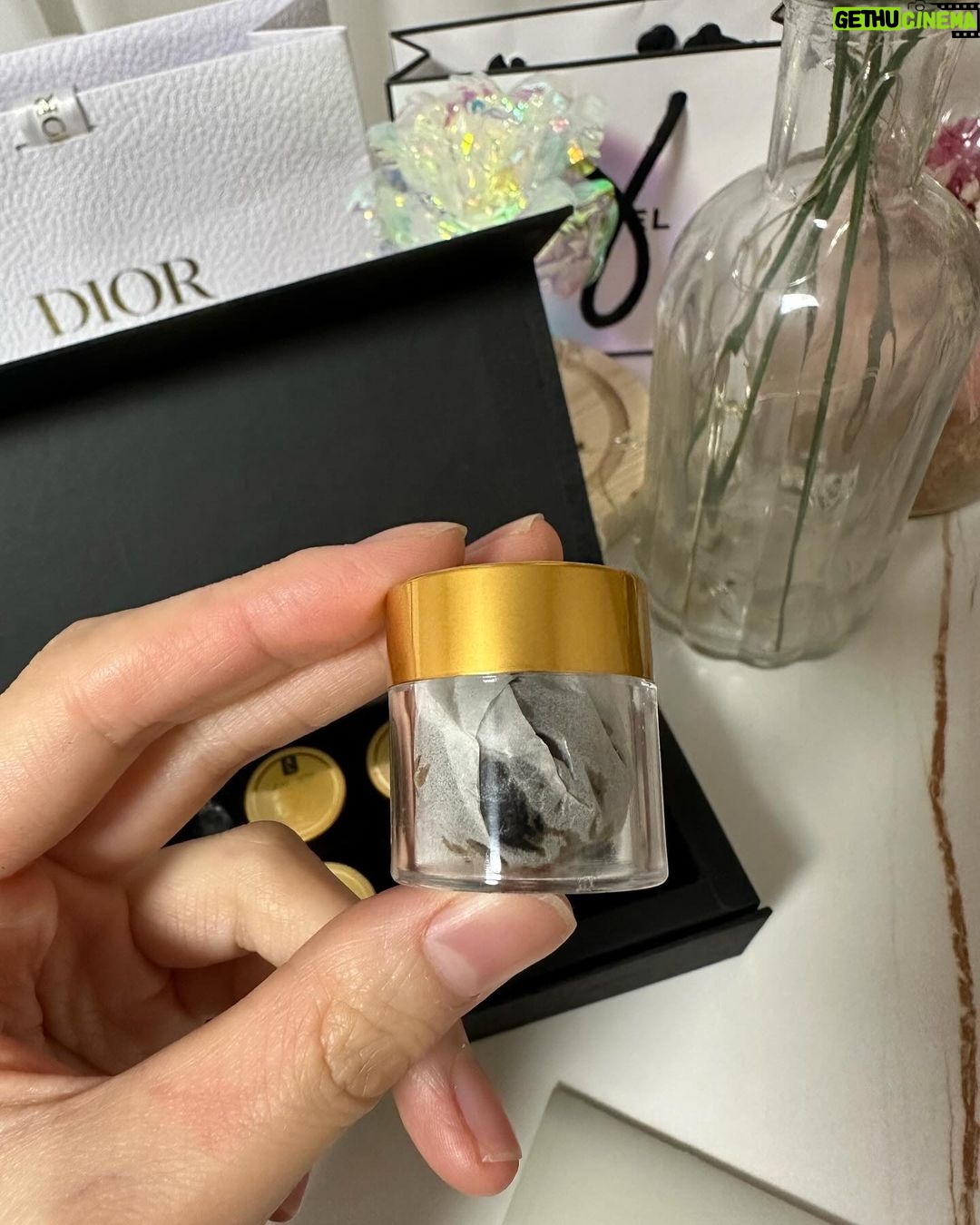 Han Gyu-ri Instagram - 설날이 다가와서 부모님 선물용으로도 너무좋구 잦은 야근과 스트레스에 시달리는 직장인들, 체력과기력이 약해지신분들에게 모두 추천드려요~~🙂 설맞이 50%할인행사 중이니 참고하고 구매하시면 좋을것같아요^^ 동의보감에 기록된 전통방식으로 법하여 8가지 귀한 재료로 정성껏 빚어낸 제품이에요~ 녹향,침향,신당귀,침향을 기본으로 숙지황,홍삼,진피를 추가하고 국내산 천연꿀로 반죽하여 정성껏 빚어낸 환이에요! 국내수급 어려운 녹용, 침향 제외 모든 재료를 국내산을 사용하여 제조하여 믿고 먹을 수 있는점에 안심이되요!👍 #아유타 #건강식품#부모님선물#연말선물#송년회선물#연말선물추천#연말선물세트#건강선물#신년선물#선물세트#선물추천