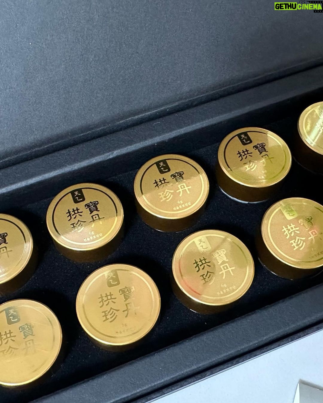 Han Gyu-ri Instagram - 설날이 다가와서 부모님 선물용으로도 너무좋구 잦은 야근과 스트레스에 시달리는 직장인들, 체력과기력이 약해지신분들에게 모두 추천드려요~~🙂 설맞이 50%할인행사 중이니 참고하고 구매하시면 좋을것같아요^^ 동의보감에 기록된 전통방식으로 법하여 8가지 귀한 재료로 정성껏 빚어낸 제품이에요~ 녹향,침향,신당귀,침향을 기본으로 숙지황,홍삼,진피를 추가하고 국내산 천연꿀로 반죽하여 정성껏 빚어낸 환이에요! 국내수급 어려운 녹용, 침향 제외 모든 재료를 국내산을 사용하여 제조하여 믿고 먹을 수 있는점에 안심이되요!👍 #아유타 #건강식품#부모님선물#연말선물#송년회선물#연말선물추천#연말선물세트#건강선물#신년선물#선물세트#선물추천