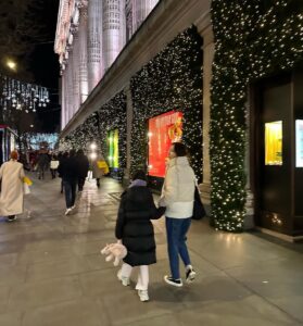 Han Hye-jin Instagram - #london #런던 #holiday #가족여행 남편이랑 둘 다 J가 아니라서 큰 계획없이 oxford street 걸어다니고 Hamleys 가서 시온이만 계탄 첫 날 일정 사진 찍어 주느라 고생한 남편 고맙고 😘 (사진 실력이 늘은거 같다고 혼자 좋아했는데 슈퍼롱다리 사진은 뺐어 여보 😅) 그리고 맛있는 거 사주신 흥민삼촌 감사합니다 🙏🏻☺️ 시온이 정말 좋겠다~😍❤️