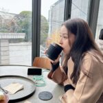 Han Hye-jin Instagram - 눈 오는 날 ☃ 오랜만에 만나 가보고 싶었던 #난포한남 에서 맛있는 음식도 먹고 (완전 제 스타일🍜) 이런저런 이야기 나누며 많이 웃고 서로 위로하고 🥹 예쁘고 착한 동생 소이 @yoonsoy 덕분에 사진도 건지고 따뜻한 차 한잔에 서로 믿음을 다지며 헤어졌네요 😁 날씨가 많이 추워요 ❄️ 눈길 조심하시고 감기도 조심하세요 🙏🏻❤️