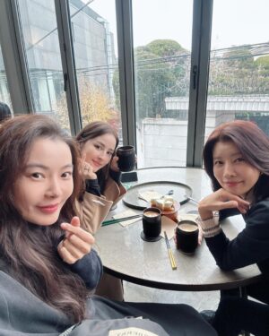 Han Hye-jin Instagram - 눈 오는 날 ☃ 오랜만에 만나 가보고 싶었던 #난포한남 에서 맛있는 음식도 먹고 (완전 제 스타일🍜) 이런저런 이야기 나누며 많이 웃고 서로 위로하고 🥹 예쁘고 착한 동생 소이 @yoonsoy 덕분에 사진도 건지고 따뜻한 차 한잔에 서로 믿음을 다지며 헤어졌네요 😁 날씨가 많이 추워요 ❄️ 눈길 조심하시고 감기도 조심하세요 🙏🏻❤️